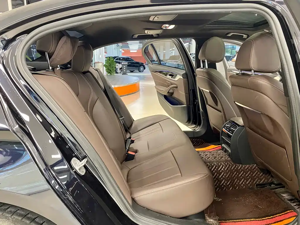 BMW 5 Series 2019 — фото 15