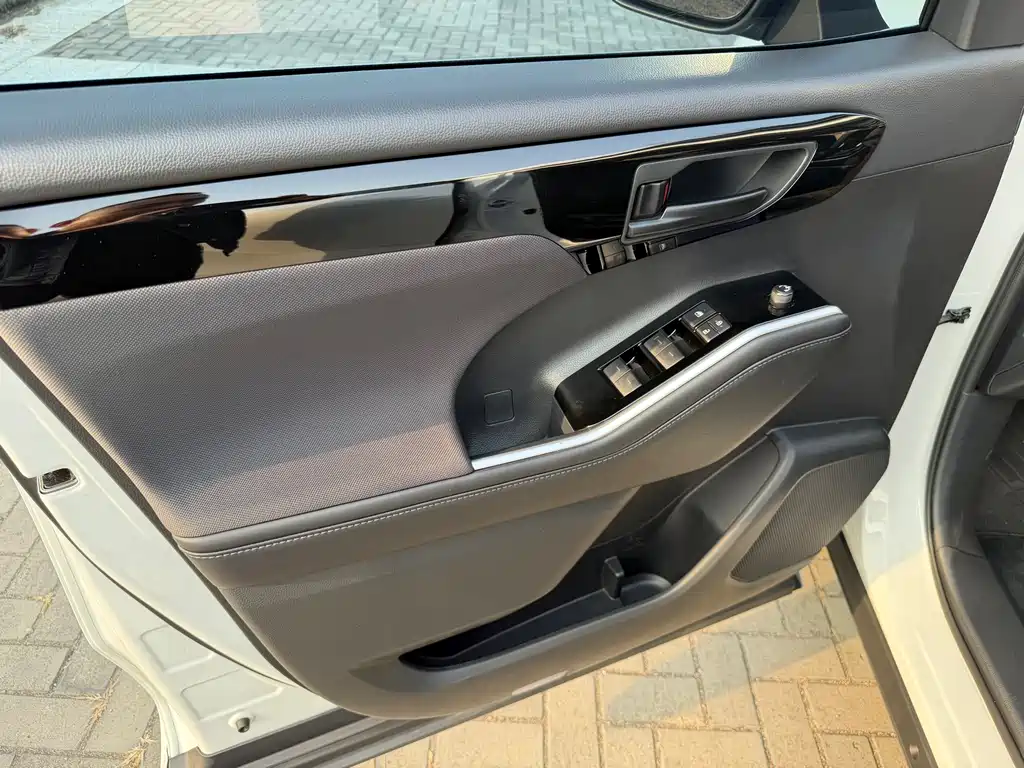 Toyota Highlander 2024 — фото 17