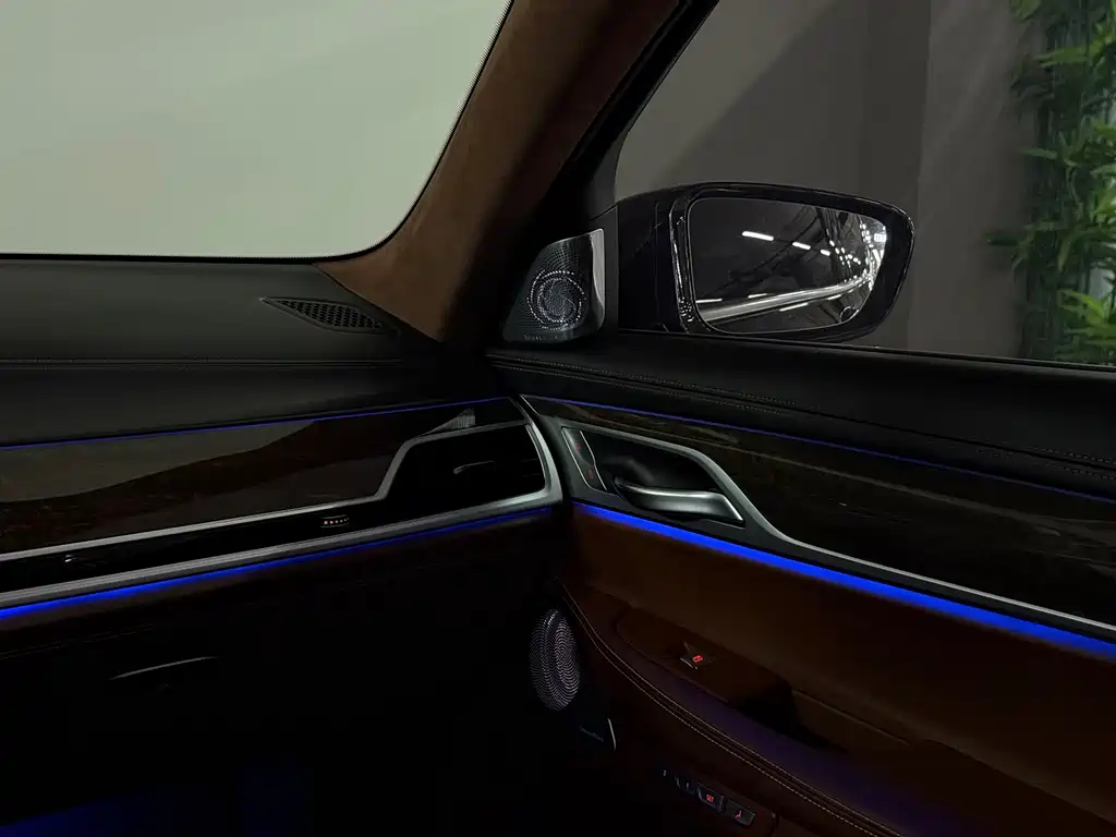 BMW 7 Series 2018 — фото 10