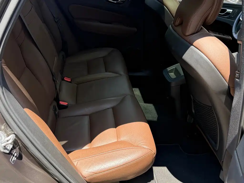 Volvo XC60 2019 — фото 10