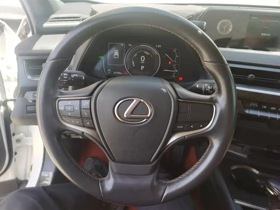 Lexus UX 2020 — фото 15