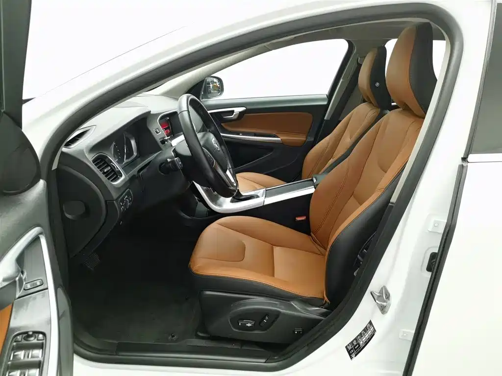 Volvo S60 2017 — фото 10