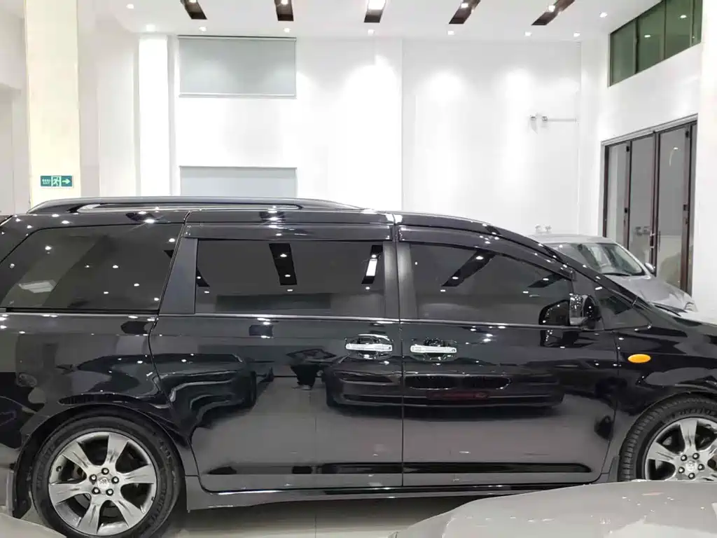 Toyota Sienna 2016 — фото 16