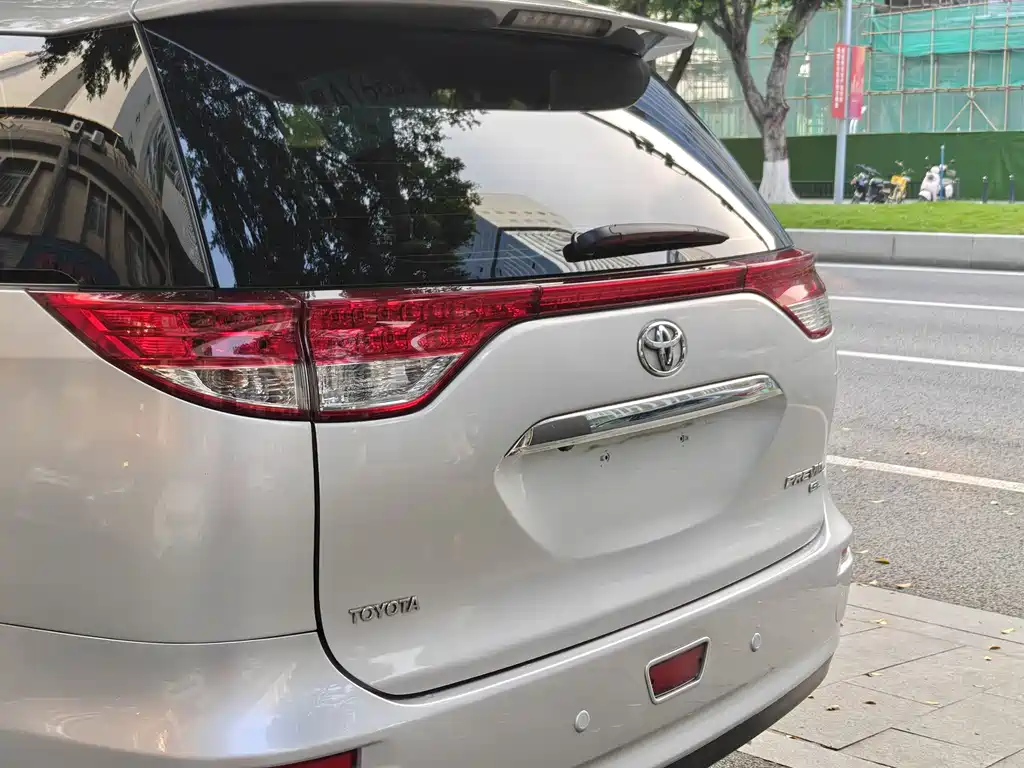 Toyota Previa 2011 — фото 19