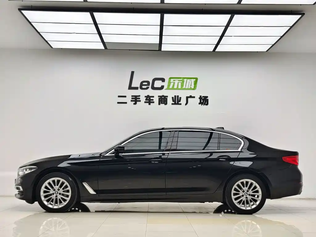 BMW 5 Series 2019 — фото 16