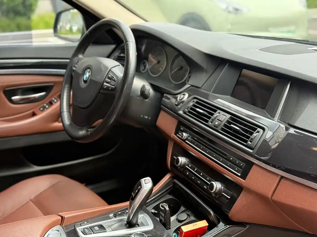 BMW 5 Series 2015 — фото 10