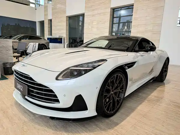 Aston Martin DB12 2025