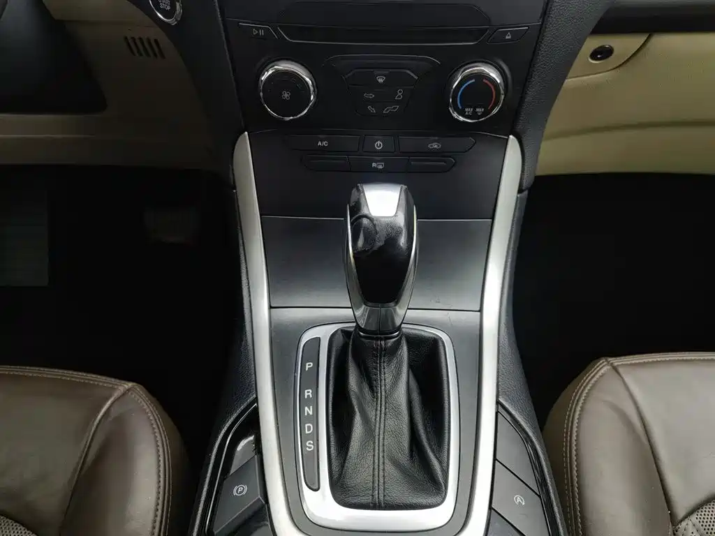 Ford Edge 2016 — фото 13