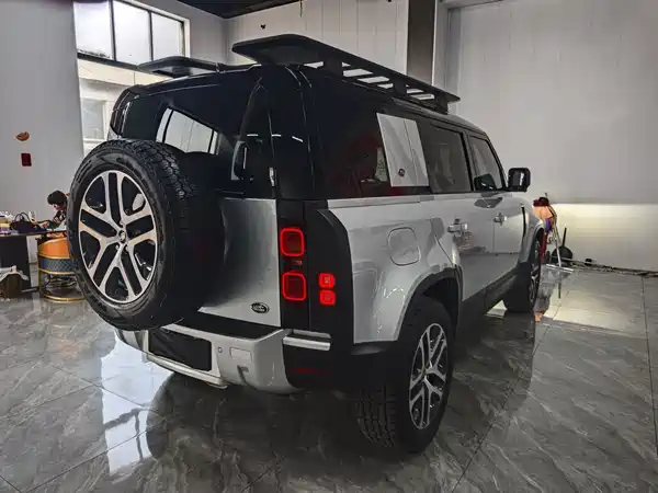Land Rover Defender 2022