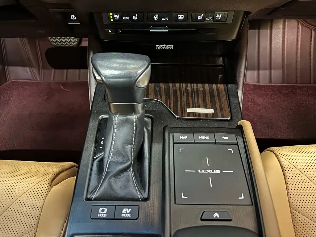 Lexus ES 2020 — фото 13