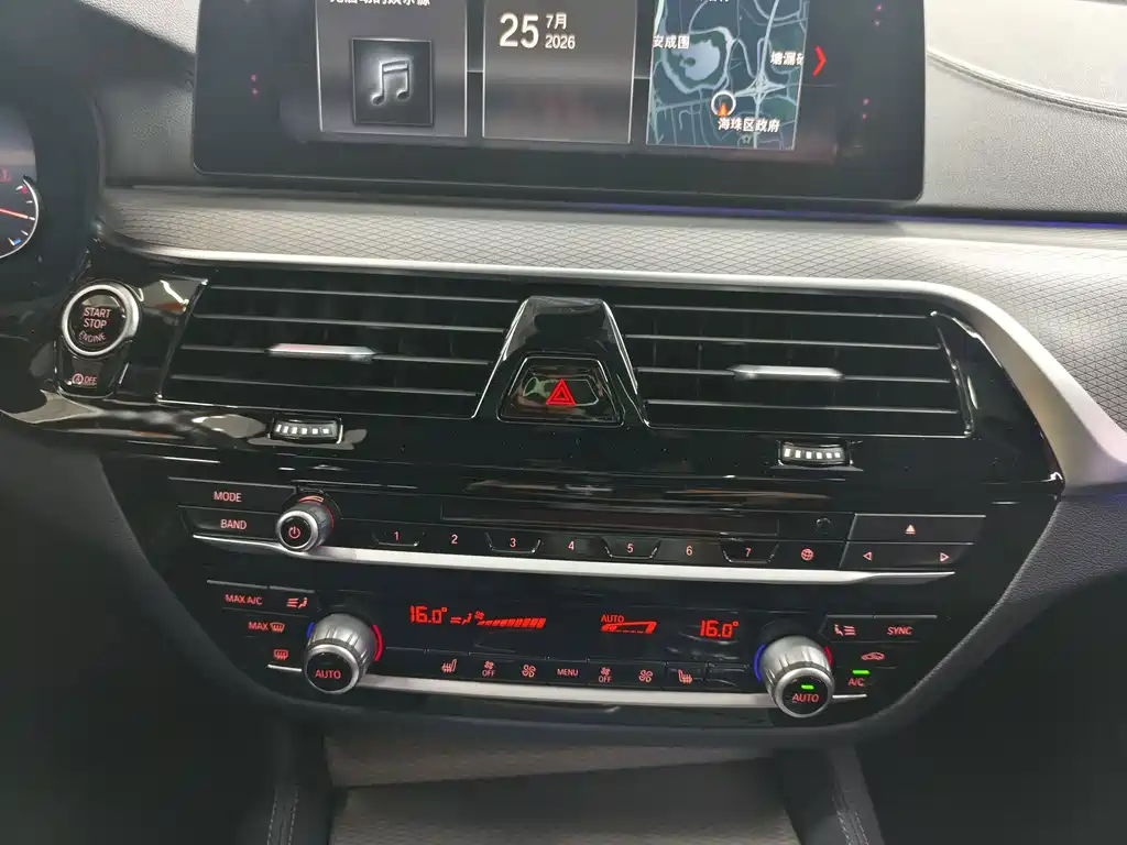 BMW 5 Series 2018 — фото 16