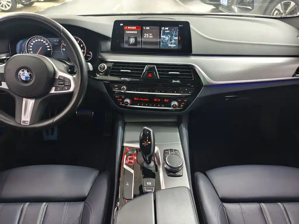 BMW 5 Series 2018 — фото 11
