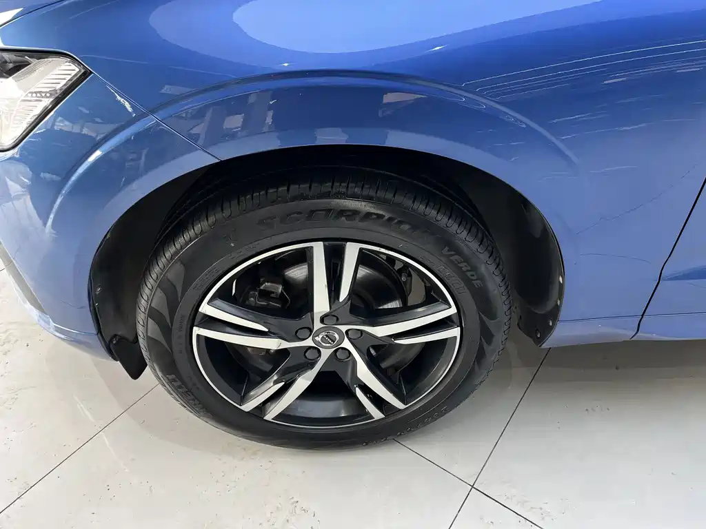 Volvo XC60 2019 — фото 12