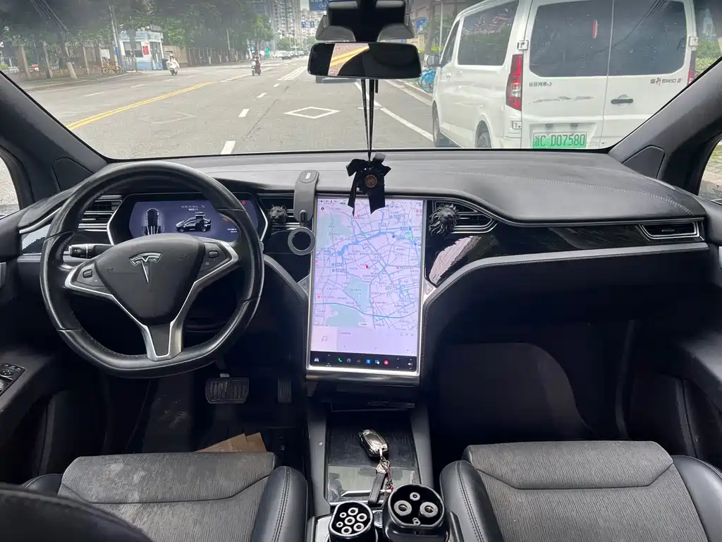 Tesla Model X 2018 — фото 24
