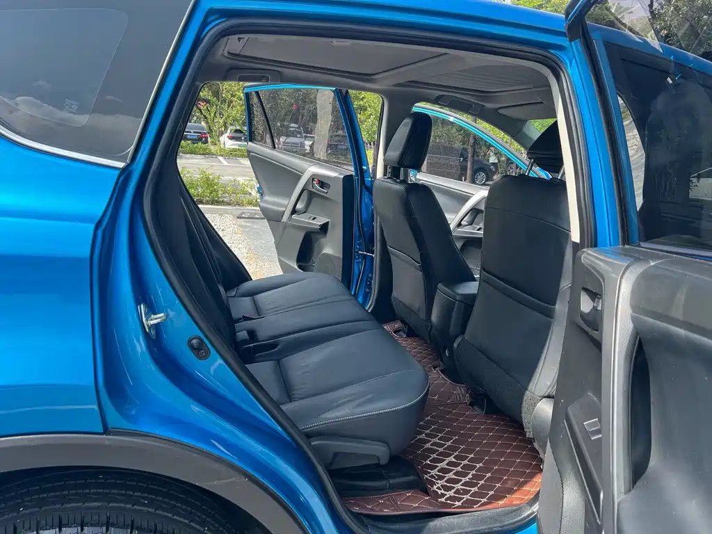 Toyota RAV4 2016 — фото 13