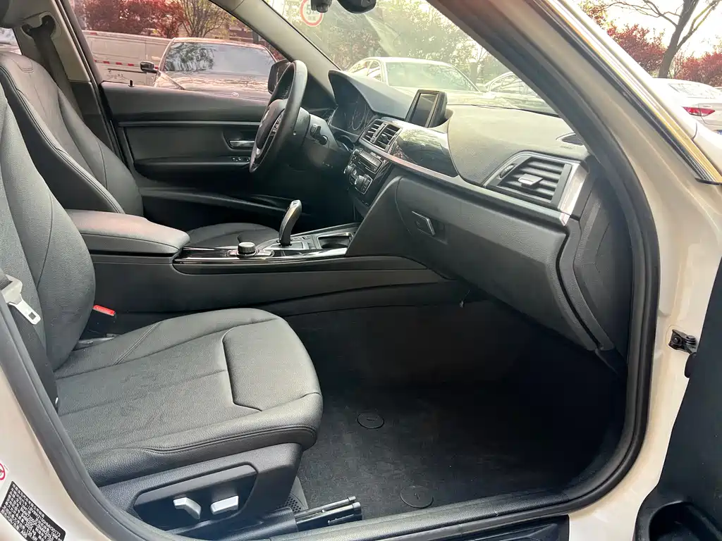 BMW 3 Series 2017 — фото 13