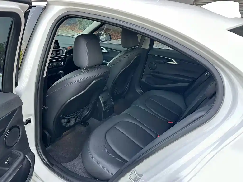 BMW 1 Series 2017 — фото 10