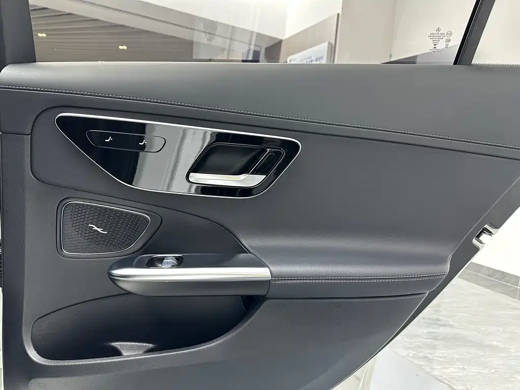 Mercedes-Benz C-Class 2023 — фото 16