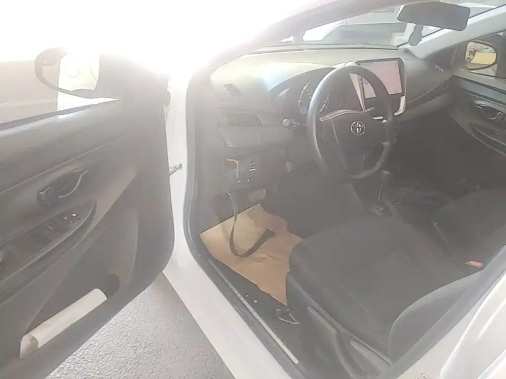 Toyota Yaris L 2018 — фото 16