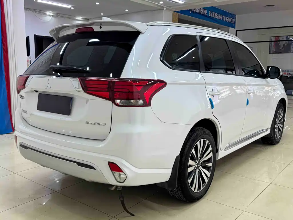 Mitsubishi Outlander 2022 — фото 6