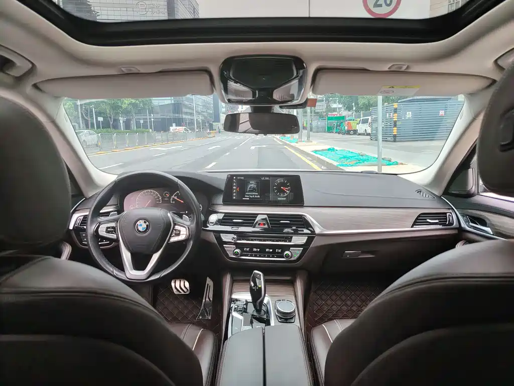 BMW 5 Series 2019 — фото 13
