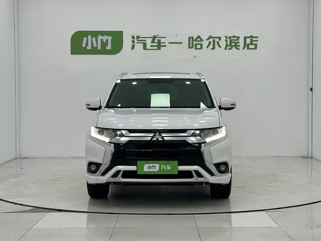 Mitsubishi Outlander 2023 — фото 2