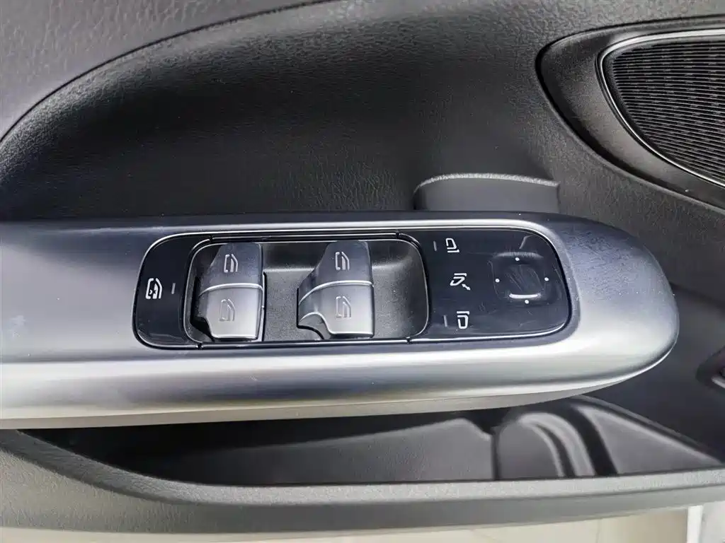 Mercedes-Benz C-Class 2025 — фото 9