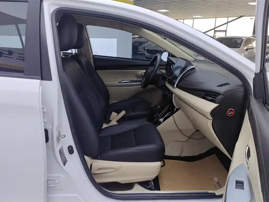 Toyota Yaris L 2015 — фото 8