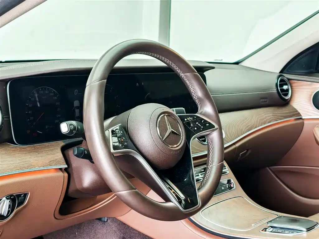Mercedes-Benz E-Class 2023 — фото 16