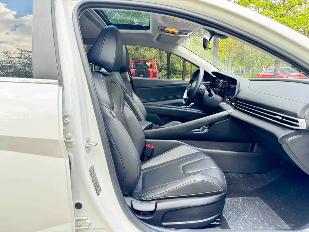 Hyundai Elantra 2022 — фото 12