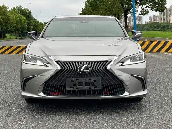 Lexus ES 2020