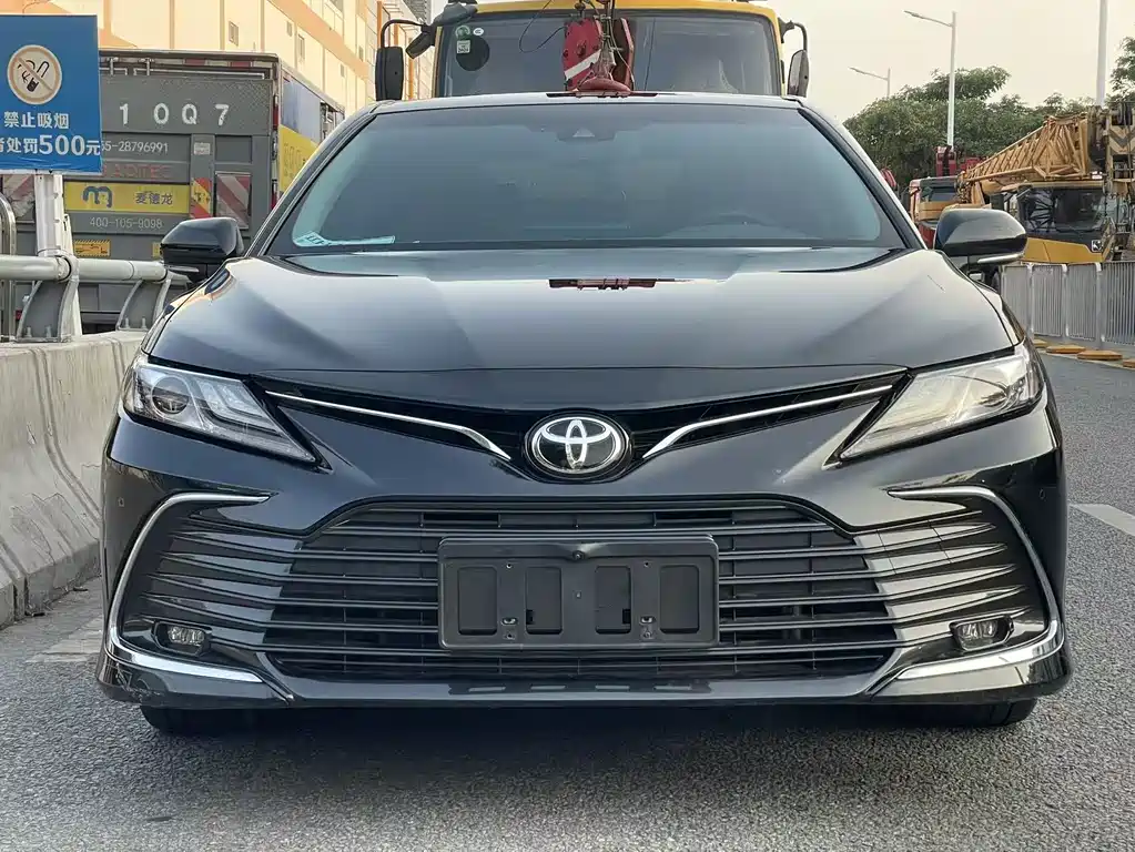Toyota Camry 2023 — фото 2