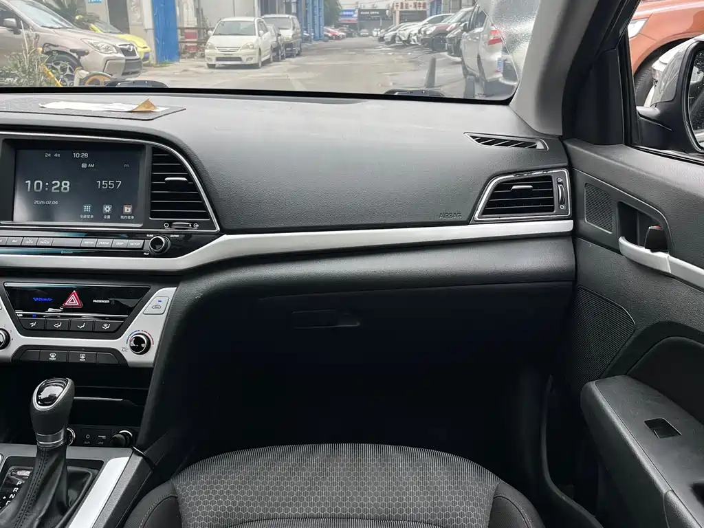 Hyundai Elantra 2018 — фото 9