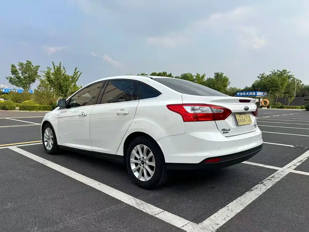 Ford Focus 2014 — фото 16