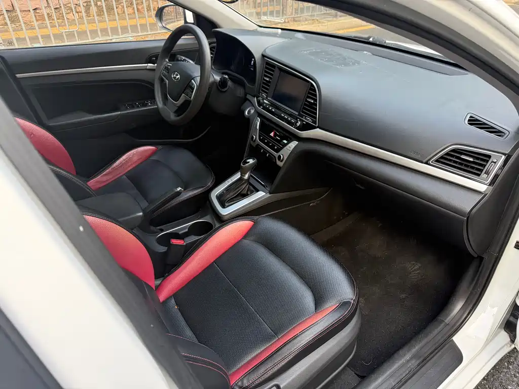Hyundai Elantra 2018 — фото 10