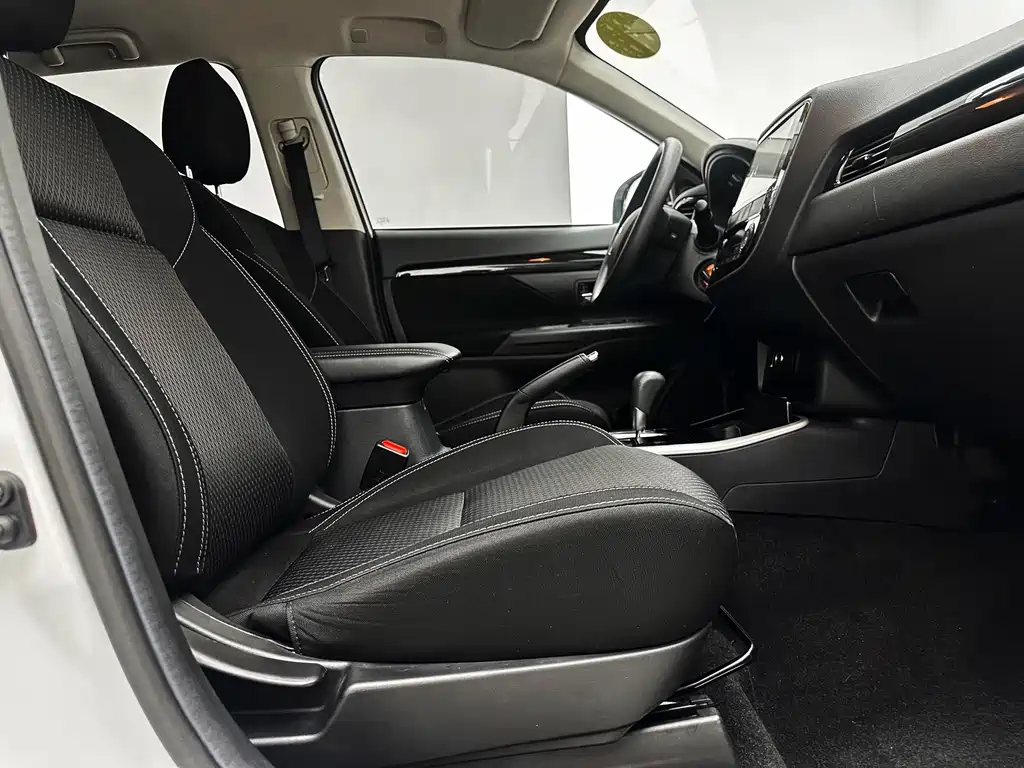 Mitsubishi Outlander 2023 — фото 19