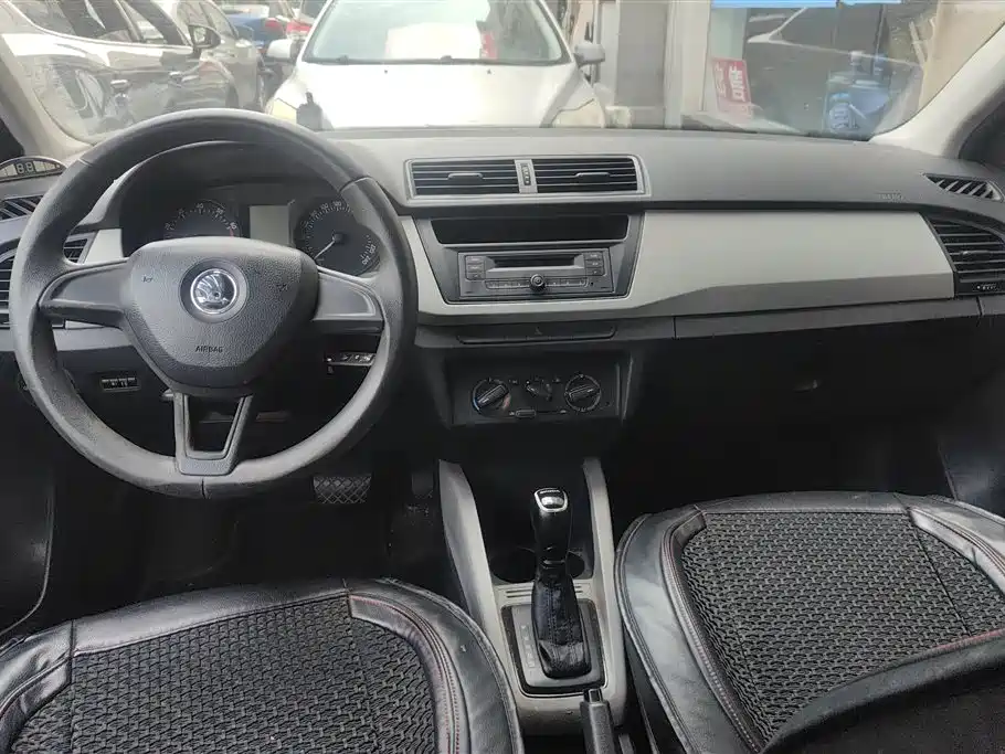 Skoda Fabia 2015 — фото 12