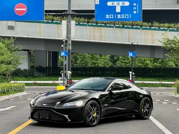 Aston Martin V8 Vantage 2023