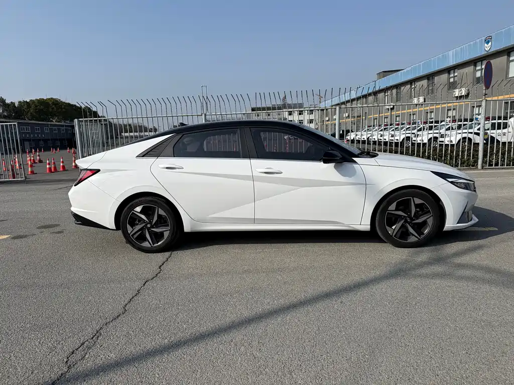 Hyundai Elantra 2021 — фото 10
