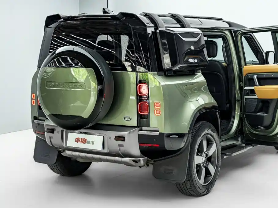 Land Rover Defender 2023 — фото 34