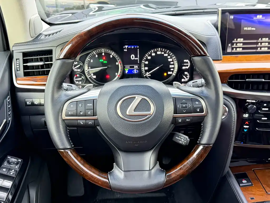 Lexus LX 2017 — фото 7
