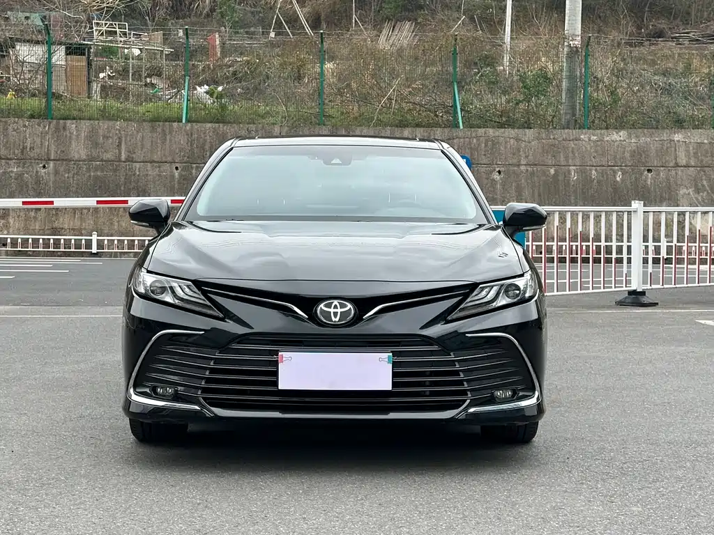 Toyota Camry 2023 — фото 2