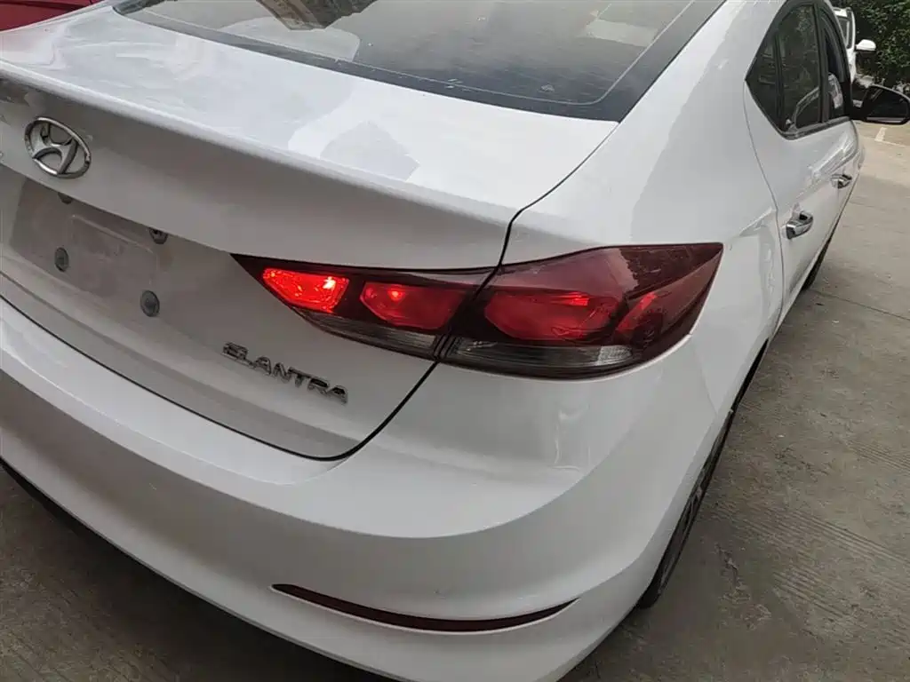 Hyundai Elantra 2018 — фото 8