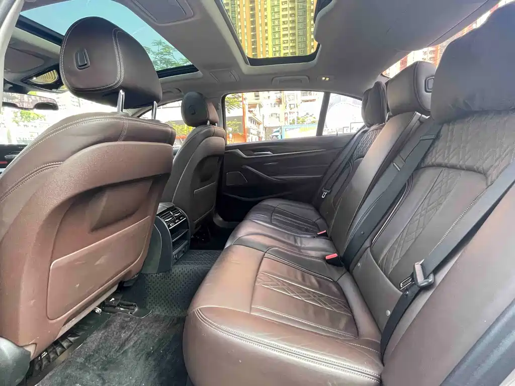 BMW 5 Series 2018 — фото 13