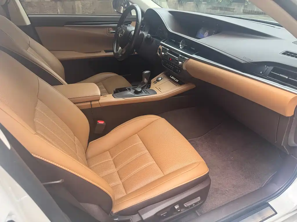 Lexus ES 2018 — фото 15