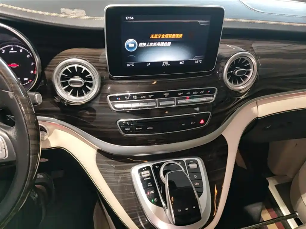 Mercedes-Benz V-Class 2020 — фото 13