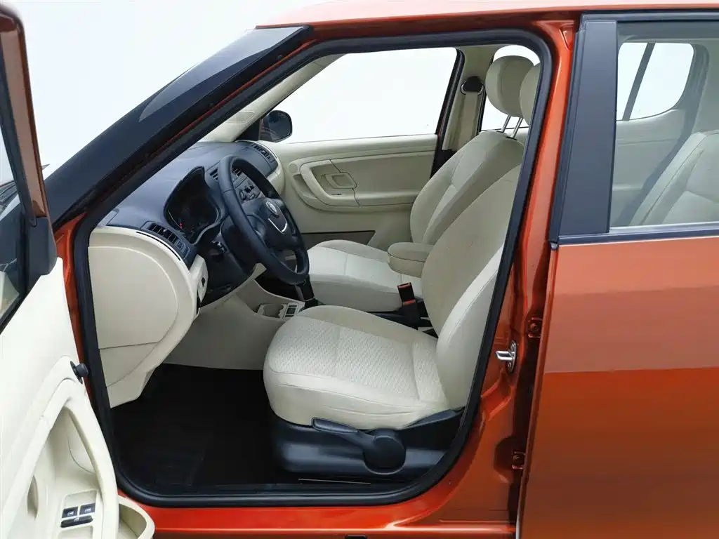Skoda Fabia 2014 — фото 10