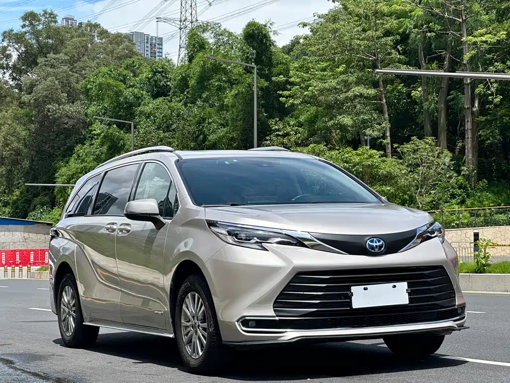 Toyota Sienna 2022 — фото 3