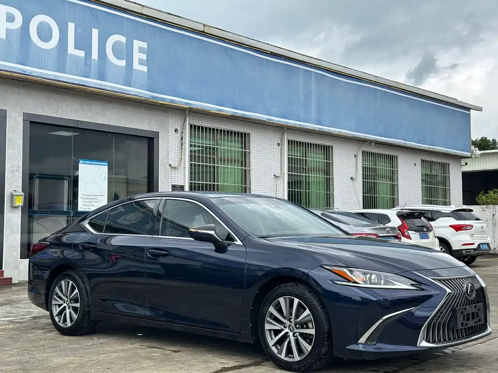 Lexus ES 2019