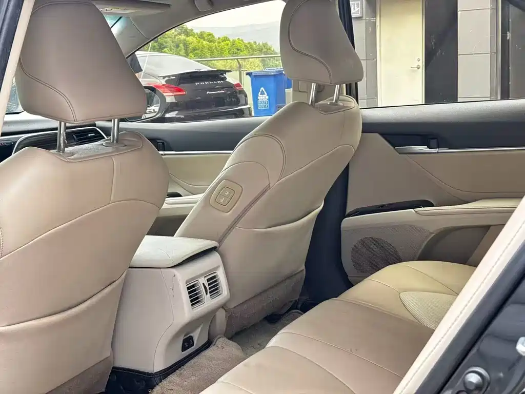 Toyota Camry 2018 — фото 6